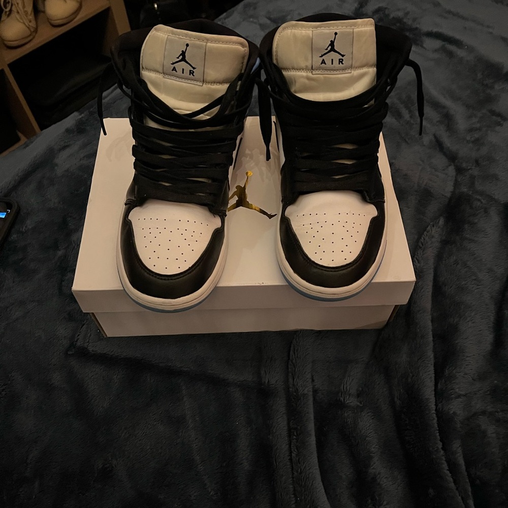 Jordan one mids university blue